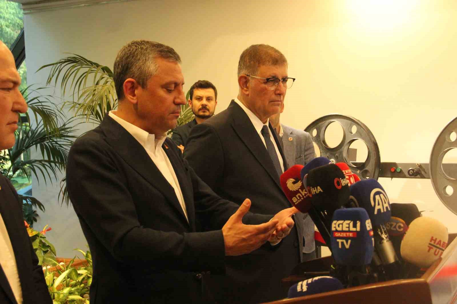 CHP Genel Başkanı &Ouml;zg&uuml;r &Ouml;zel İzmir&rsquo;de basın toplantısı d&uuml;zenledi
