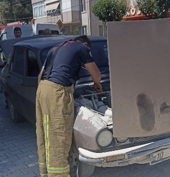 Gönen’de seyir halindeki araçtan dumanlar yükseldi
