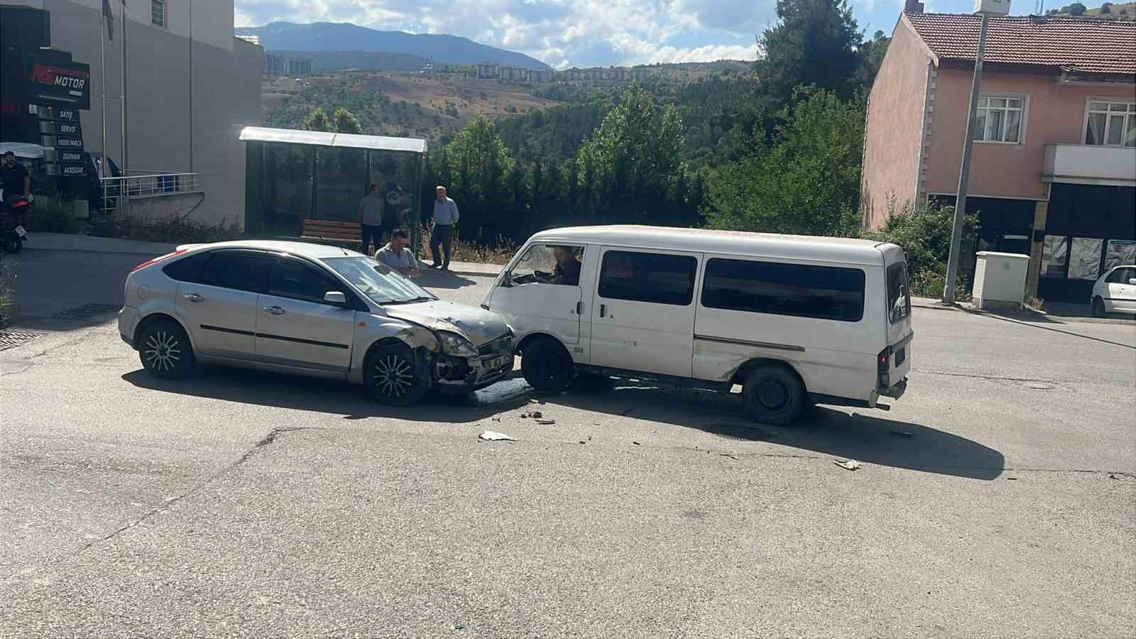 Otomobil ile panelvan minib&uuml;s &ccedil;arpıştı: Kaza anı kamerada
