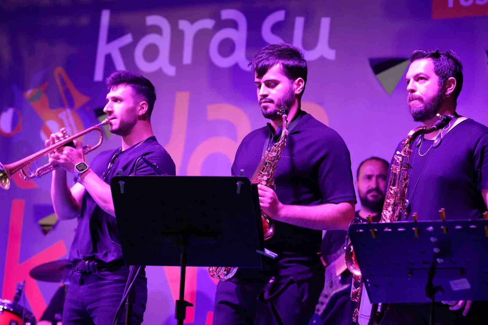 Karasu&rsquo;da yaz akşamına neşe katan nostalji konseri
