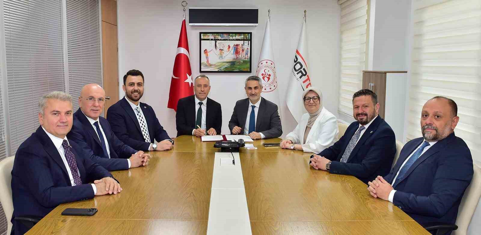 AK Parti İl Başkanı Aydemir, Ankara&rsquo;dan m&uuml;jde verdi
