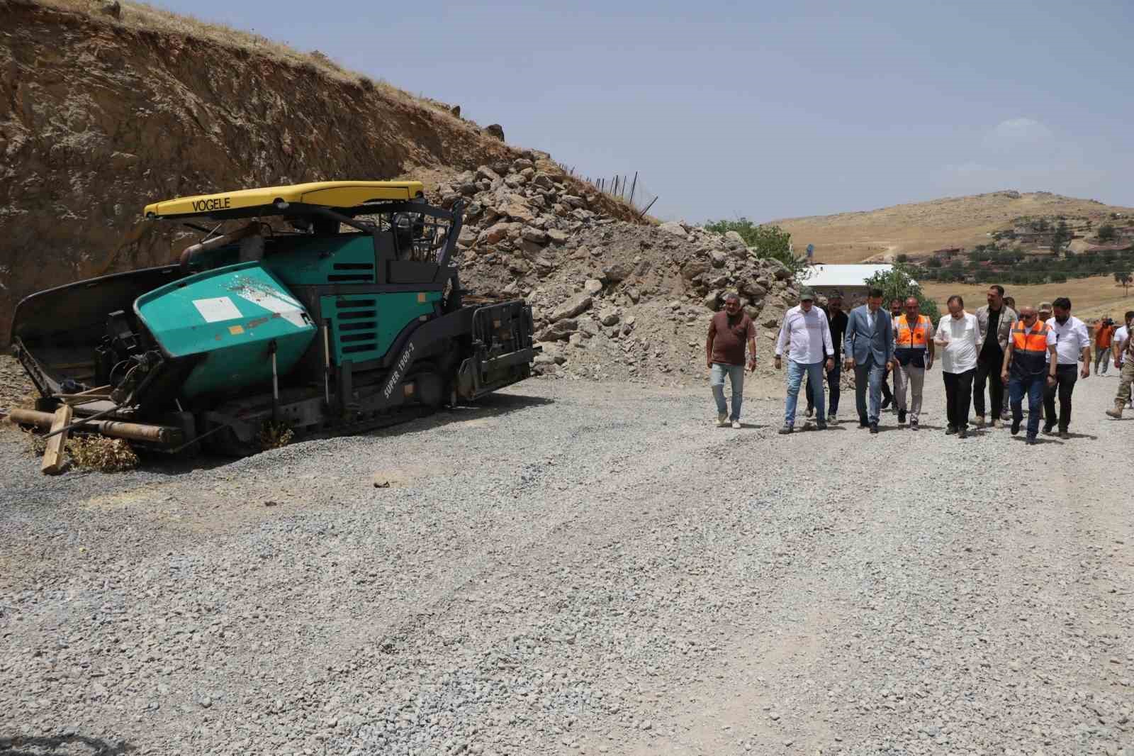 Çemikari Yaylası’ndaki yollarda çalışmalar devam ediyor
