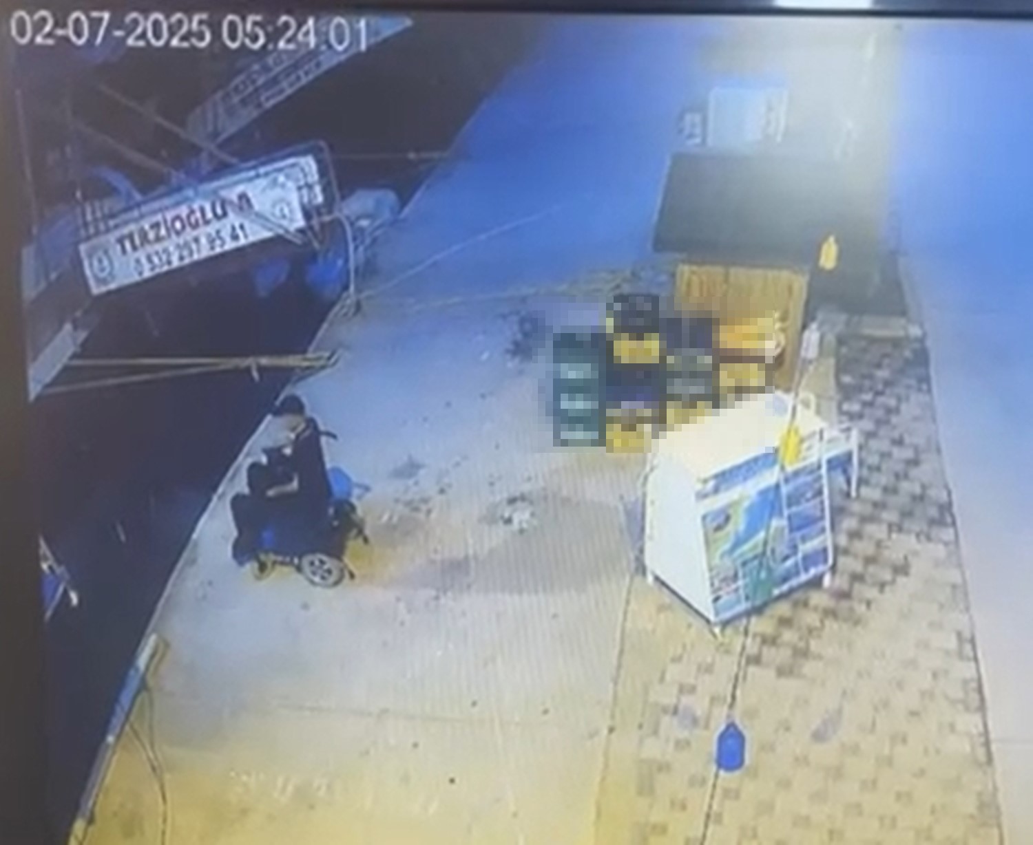 Akülü sandalye ile geldiği iskeleden kendini denize bıraktı