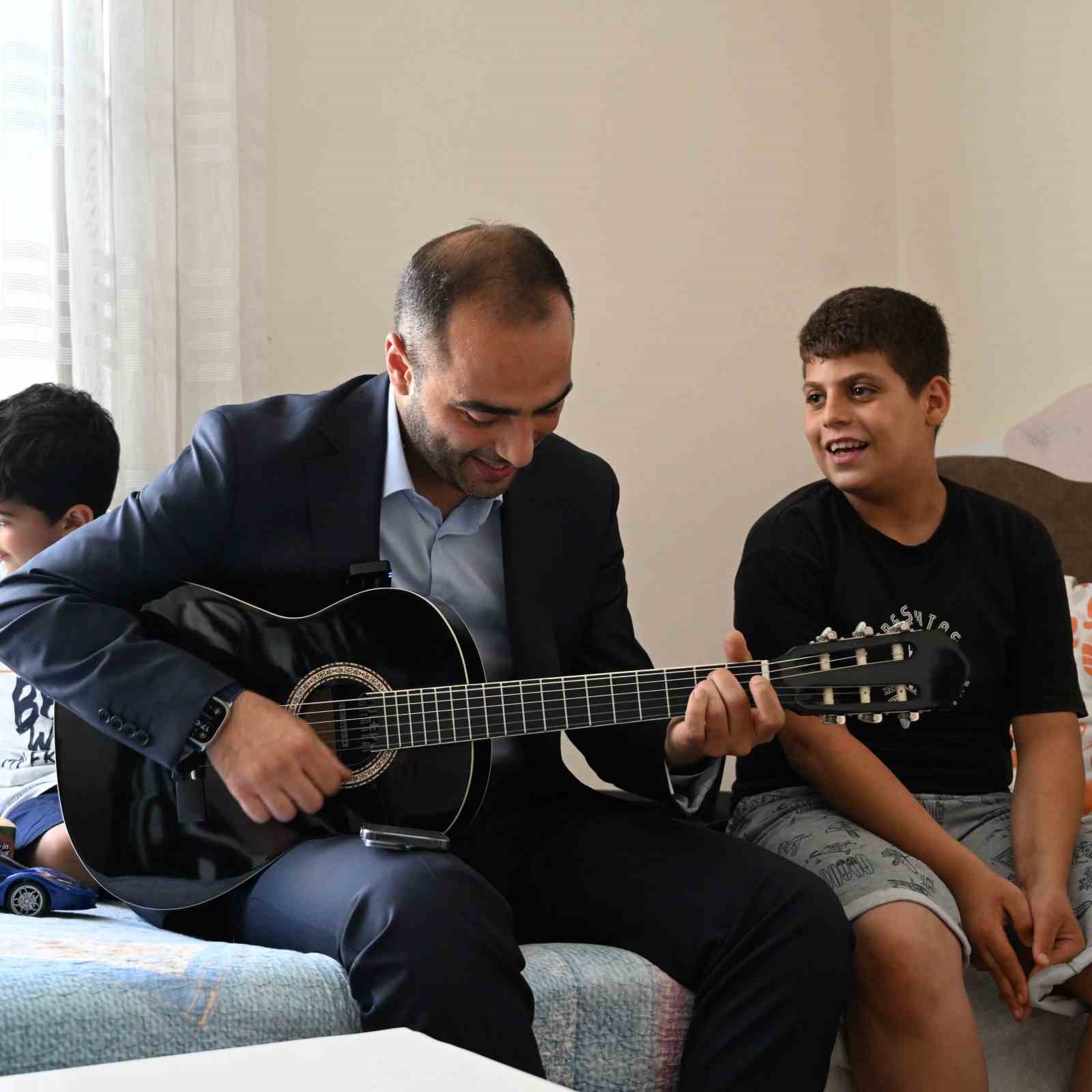 Gaziosmapaşa’da darbedilen özel çocuğa gitar sürprizi