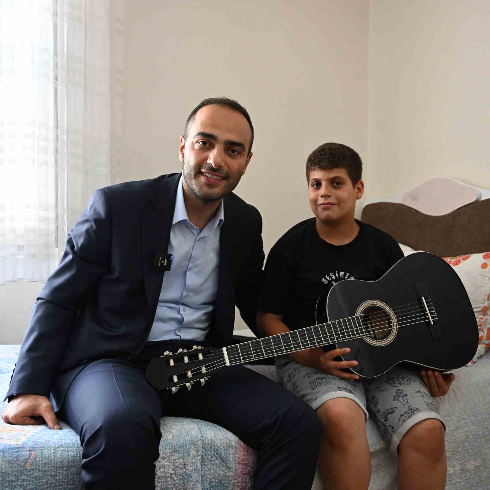 Gaziosmapaşa&rsquo;da darbedilen &ouml;zel &ccedil;ocuğa gitar s&uuml;rprizi
