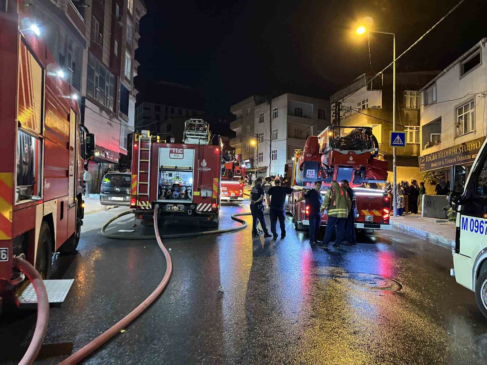 Gaziosmanpaşa’da yangın paniği: 3 katlı binanın çatısı alev alev yandı