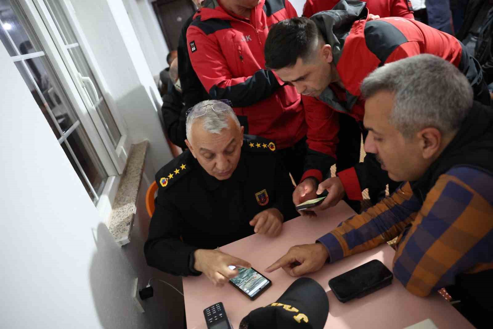 Rize Valisi Baydaş, kaybolan jet uçağı için çalışmaları yerinde takip ediyor