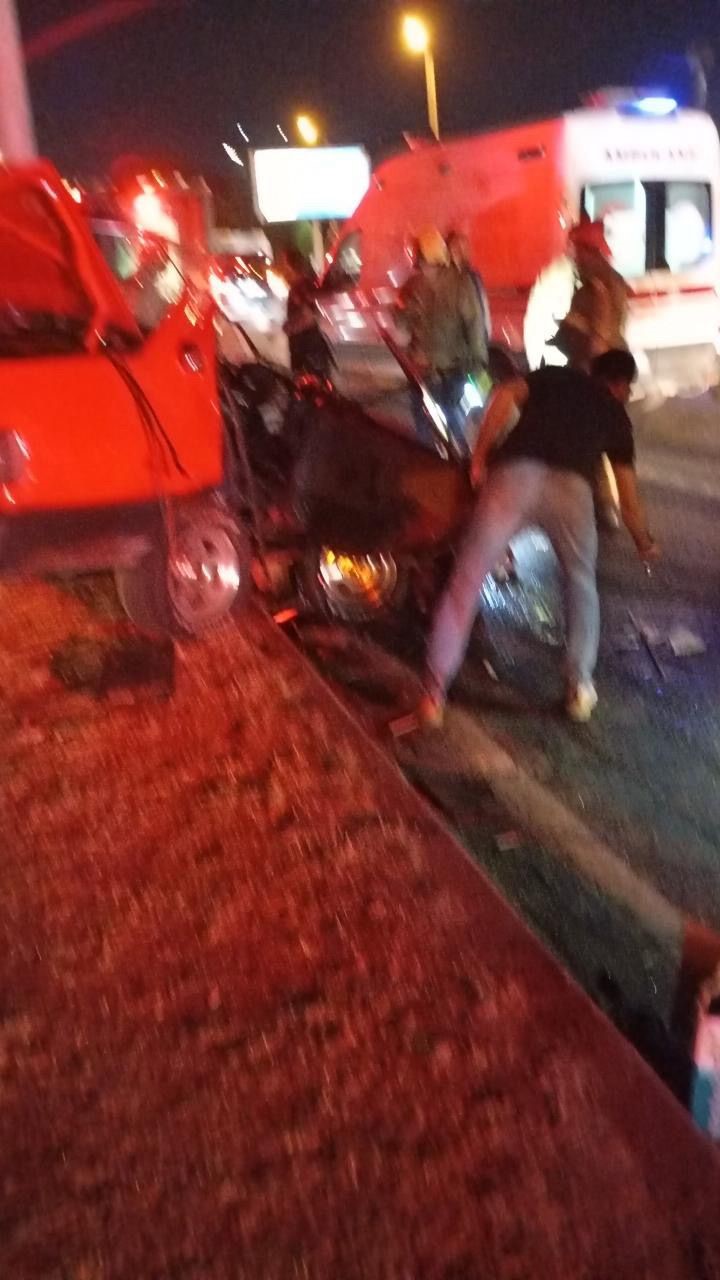 Eyüpsultan’da feci kaza... Aydınlatma direğine çarpan Tofaş otomobil hurdaya döndü: 1 ölü