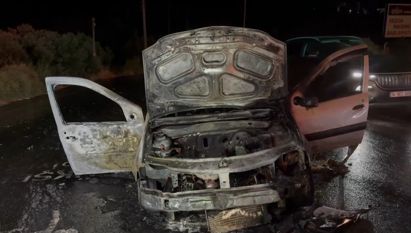 Ağaçlı Kavşağı’nda araç yangını, otombil dakikalar içinde küle döndü
