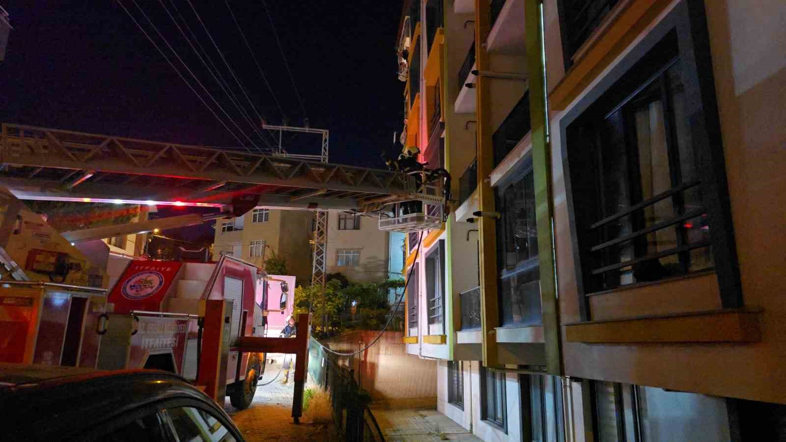 Apartman dairesinden yükselen duman paniğe neden oldu