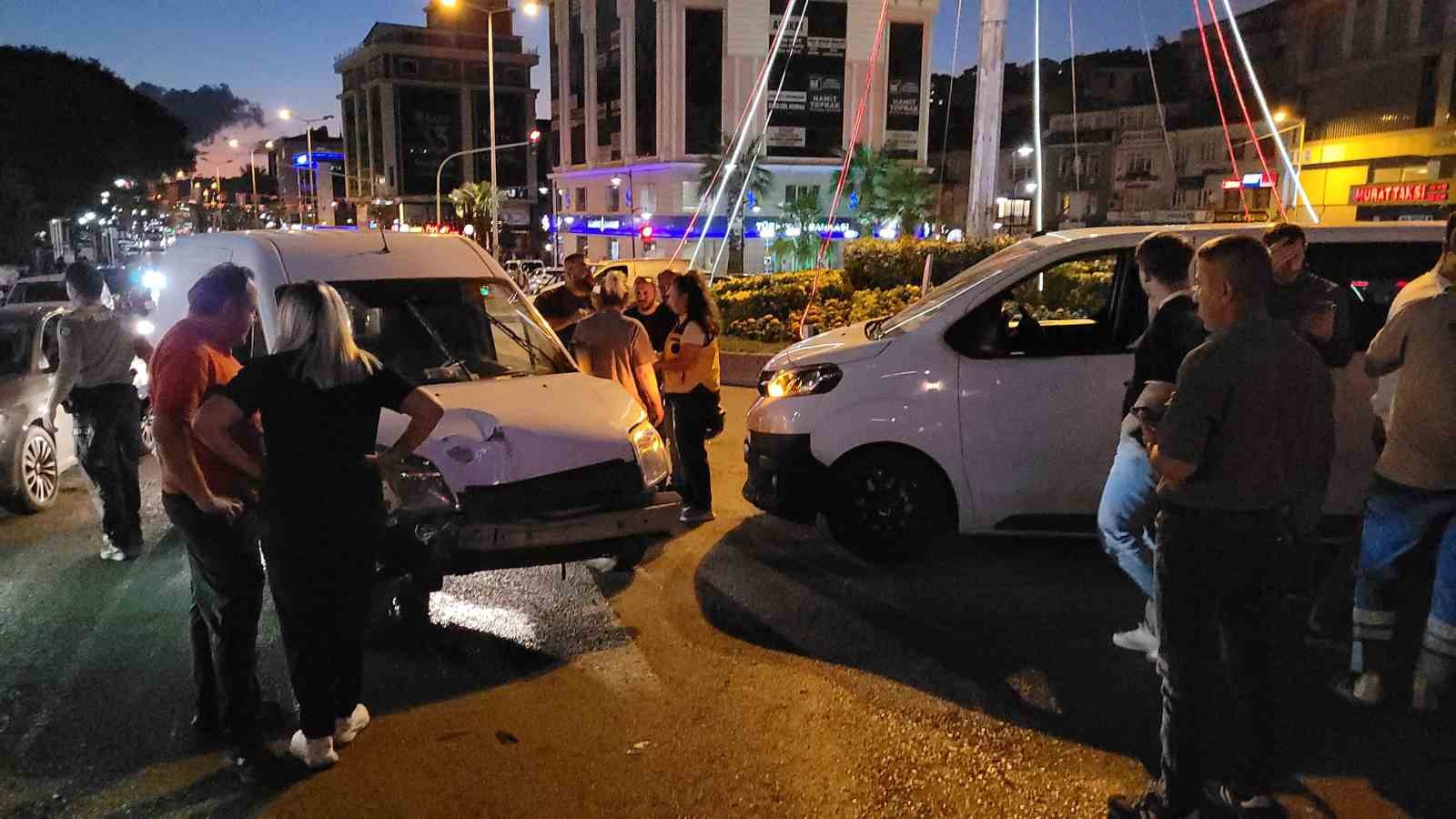 Ereğli’de iki hafif ticari araç çarpıştı, 7 kişi yaralandı