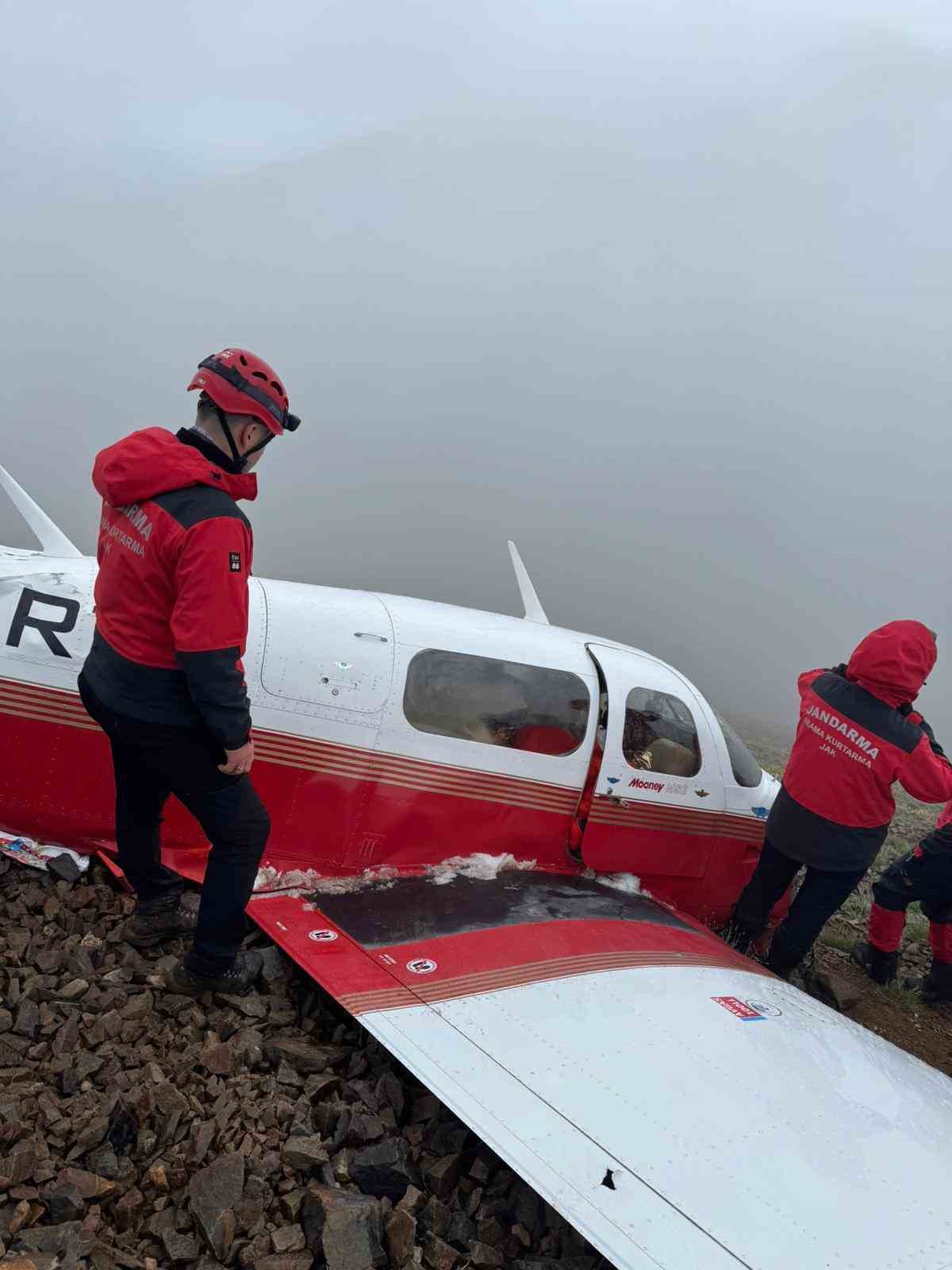 Rize Valisi Baydaş enkazı bulunan jet u&ccedil;ağı ile ilgili a&ccedil;ıklama yaptı: "Bayan yolcu sağ, pilot hayatını kaybetti"
