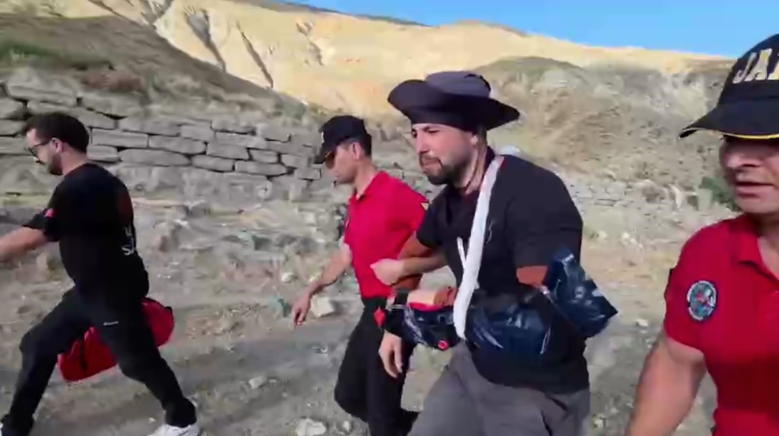 Havada korku dolu anlar: Paraşütçü Keşiş Dağları’na zorunlu iniş yaptı