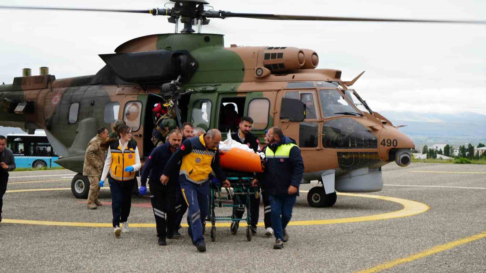 Düşen uçakta ağır yaralanan kadın yolcu, helikopter ile Erzurum’a getirildi