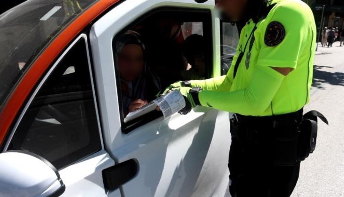 Fazla yolcu taşıyan sürücüden polise ‘3 çocuk 1 kişi yapar’ savunması