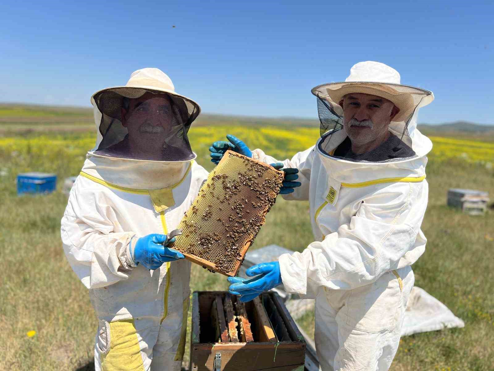 Kars’ta arıcılık yapan öğretmen, esnaf ve sağlık memurundan gençlere çağrı