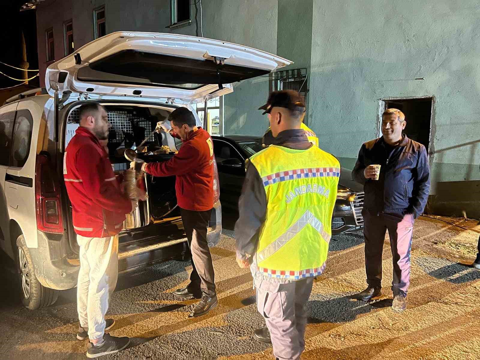 Bayburt&rsquo;ta Kızılay g&ouml;n&uuml;ll&uuml;leri arama ekiplerine ikramlarla destek oldu
