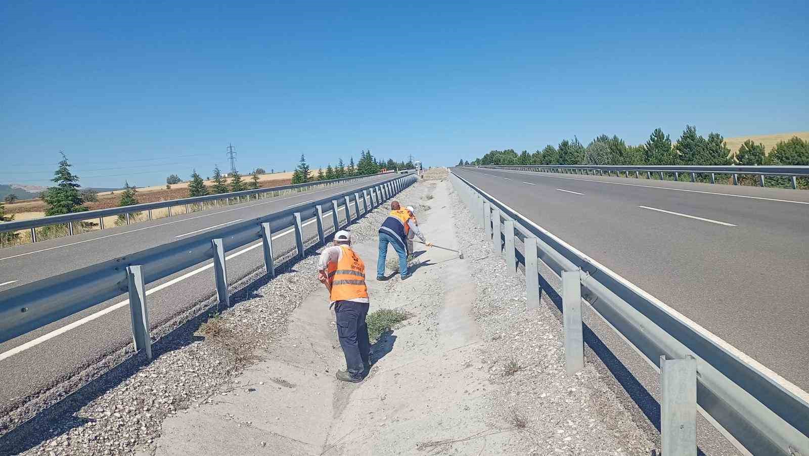 K&uuml;tahya-Tavşanlı karayolundaki 24 saatlik yol bakımı s&uuml;r&uuml;c&uuml;lerden tam not aldı

