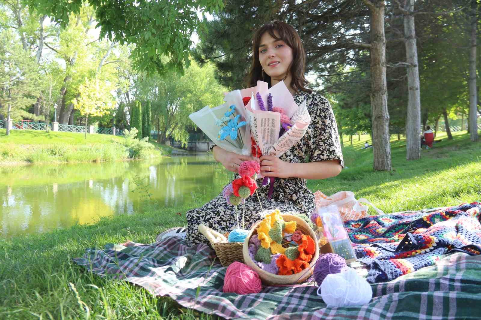 İlmek ilmek işlenen çiçeklerin gerçeğinden tek farkı kokusu