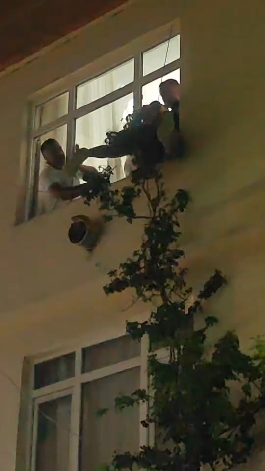 Camdan sarktı ikna edilemeyince müdahale edildi