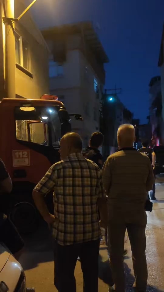 Camdan sarktı ikna edilemeyince m&uuml;dahale edildi
