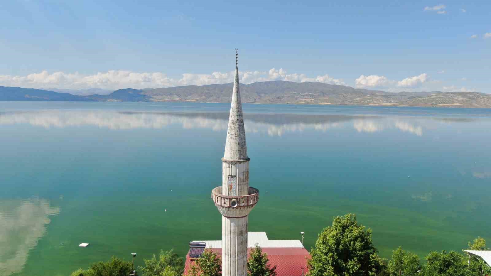 Suların yükselmesiyle yarımadaya dönüşen köy, eşsiz manzaraya büründü
