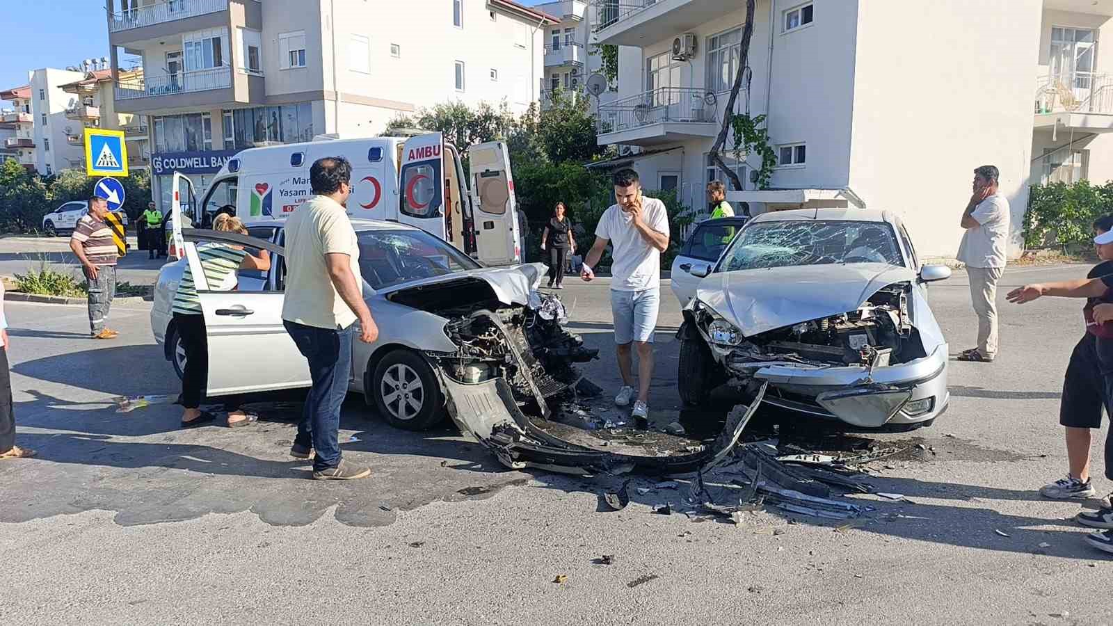 Antalya’da kavşakta otomobiller çarpıştı: 3 yaralı