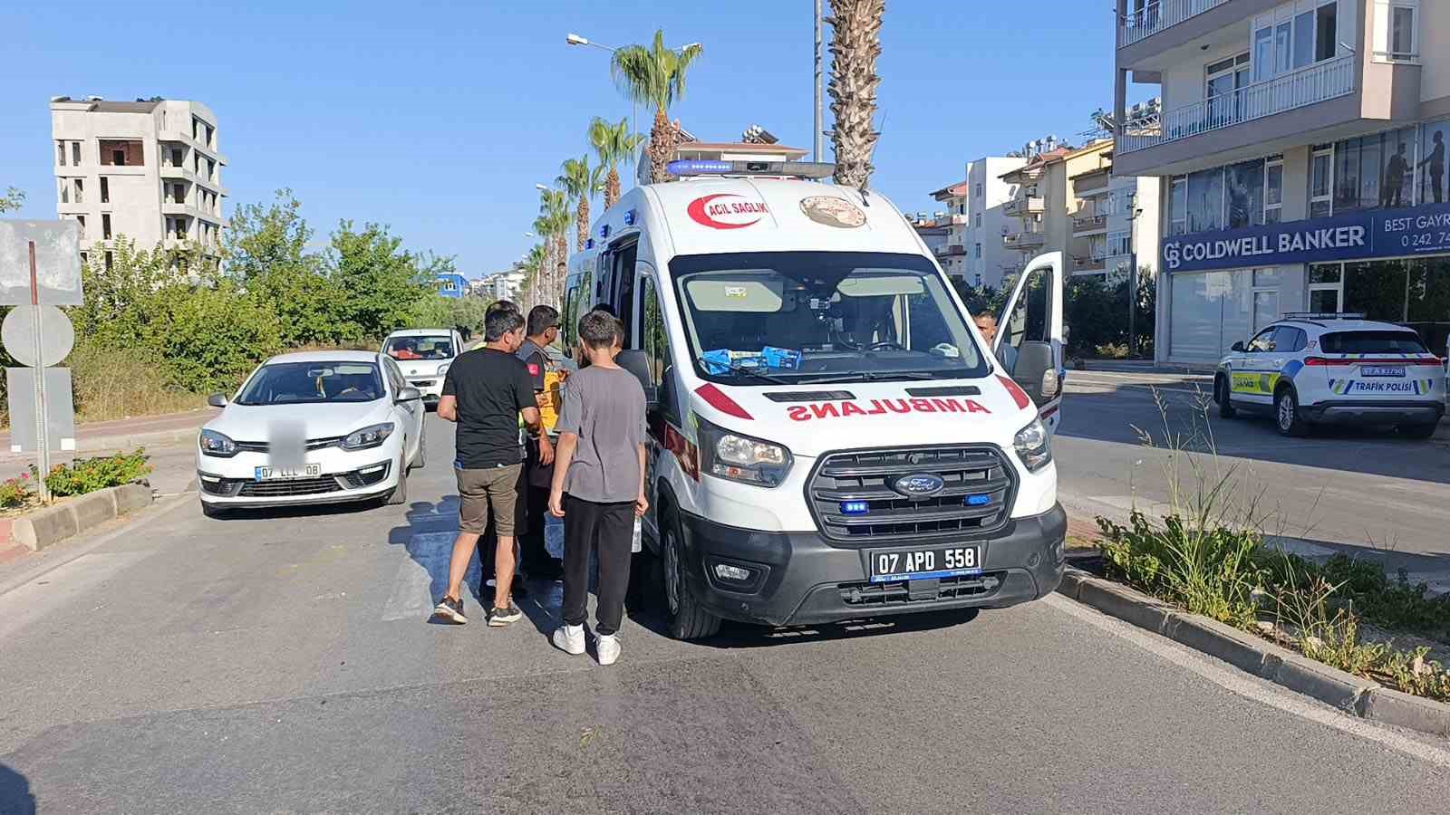 Antalya&rsquo;da kavşakta otomobiller &ccedil;arpıştı: 3 yaralı
