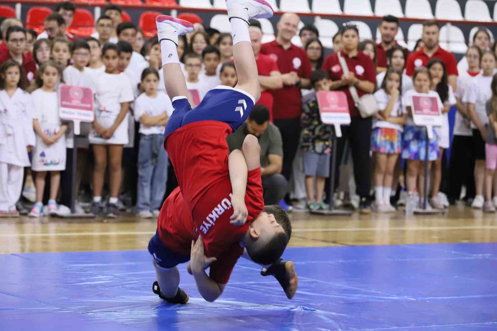 Denizli’de yaz spor okulları coşkulu bir törenle açıldı