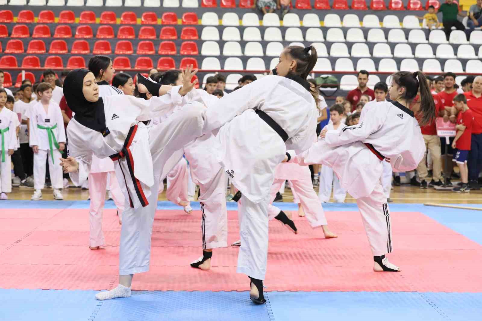 Denizli’de yaz spor okulları coşkulu bir törenle açıldı
