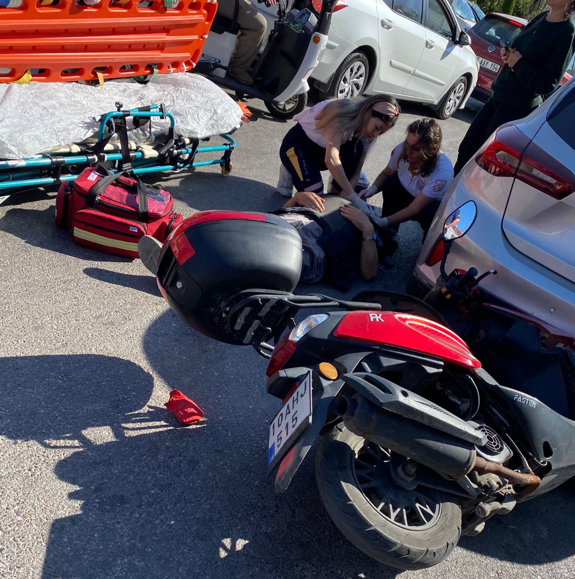 Bandırma’da motosiklet kırmızı ışıkta bekleyen araca çarptı