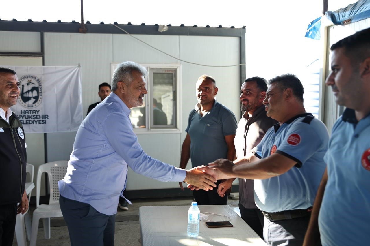 Başkan &Ouml;nt&uuml;rk, alevlere karşı saatlerce m&uuml;cadele eden ateş savaş&ccedil;ılarını unutmadı
