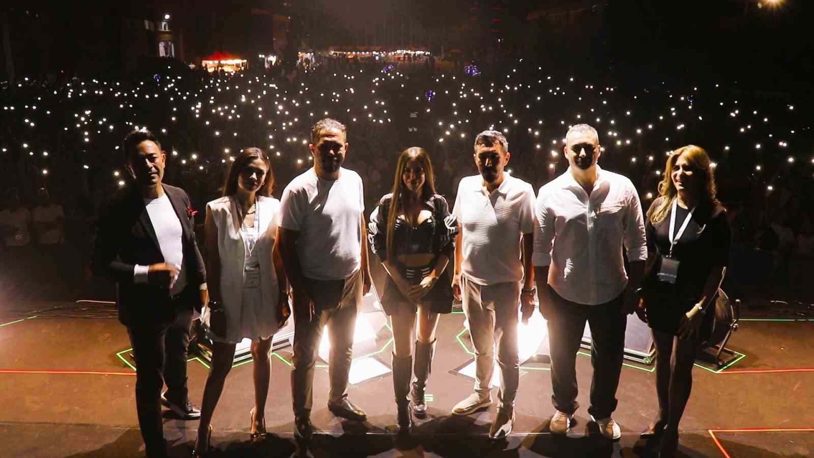 Simge Sağın, Denizlili otomobil tutkunlarına unutulmaz bir gece yaşattı
