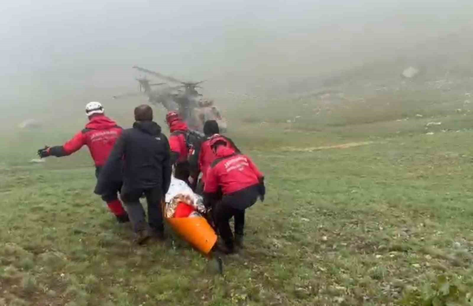 U&ccedil;ağın enkazındaki yaralı yolcu ve &ouml;len pilotun cenazesi b&ouml;lgeden helikopterle alındı
