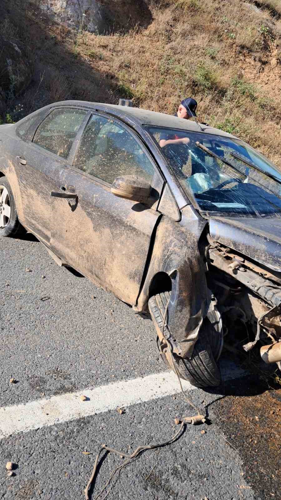 Balıkesir&rsquo;de direksiyon hakimiyetini kaybeden s&uuml;r&uuml;c&uuml; kaza yaptı; 1 yaralı
