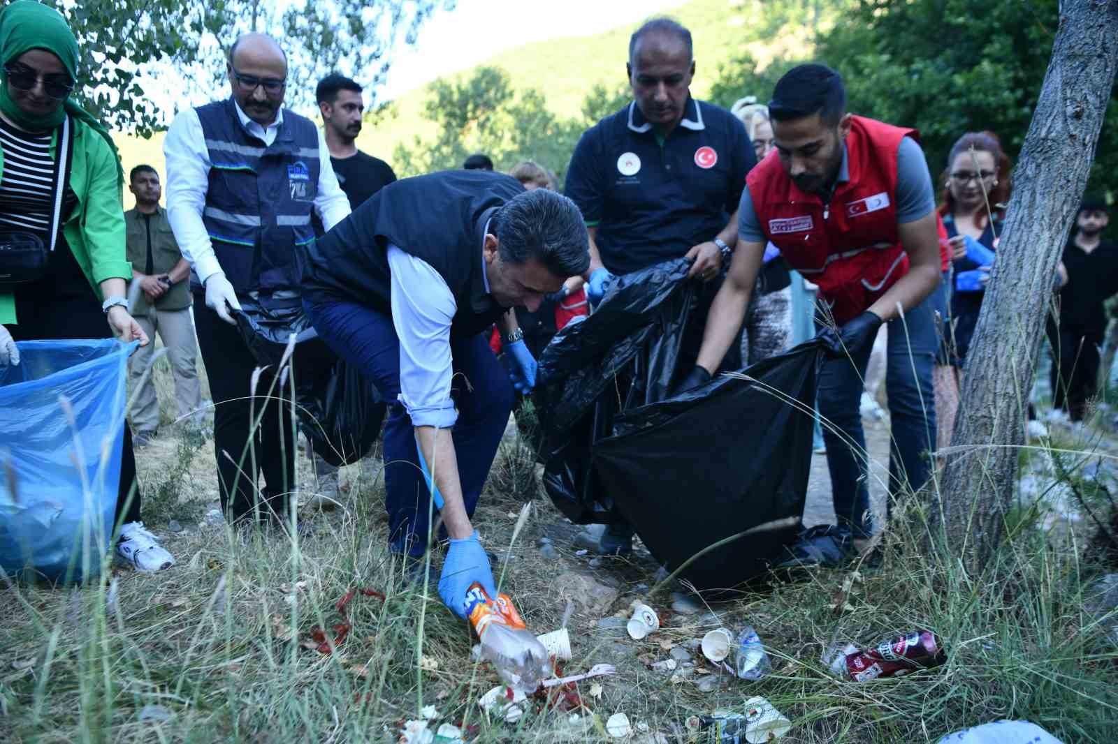 Tunceli&rsquo;deki temizlik kampanyasına vali de katıldı
