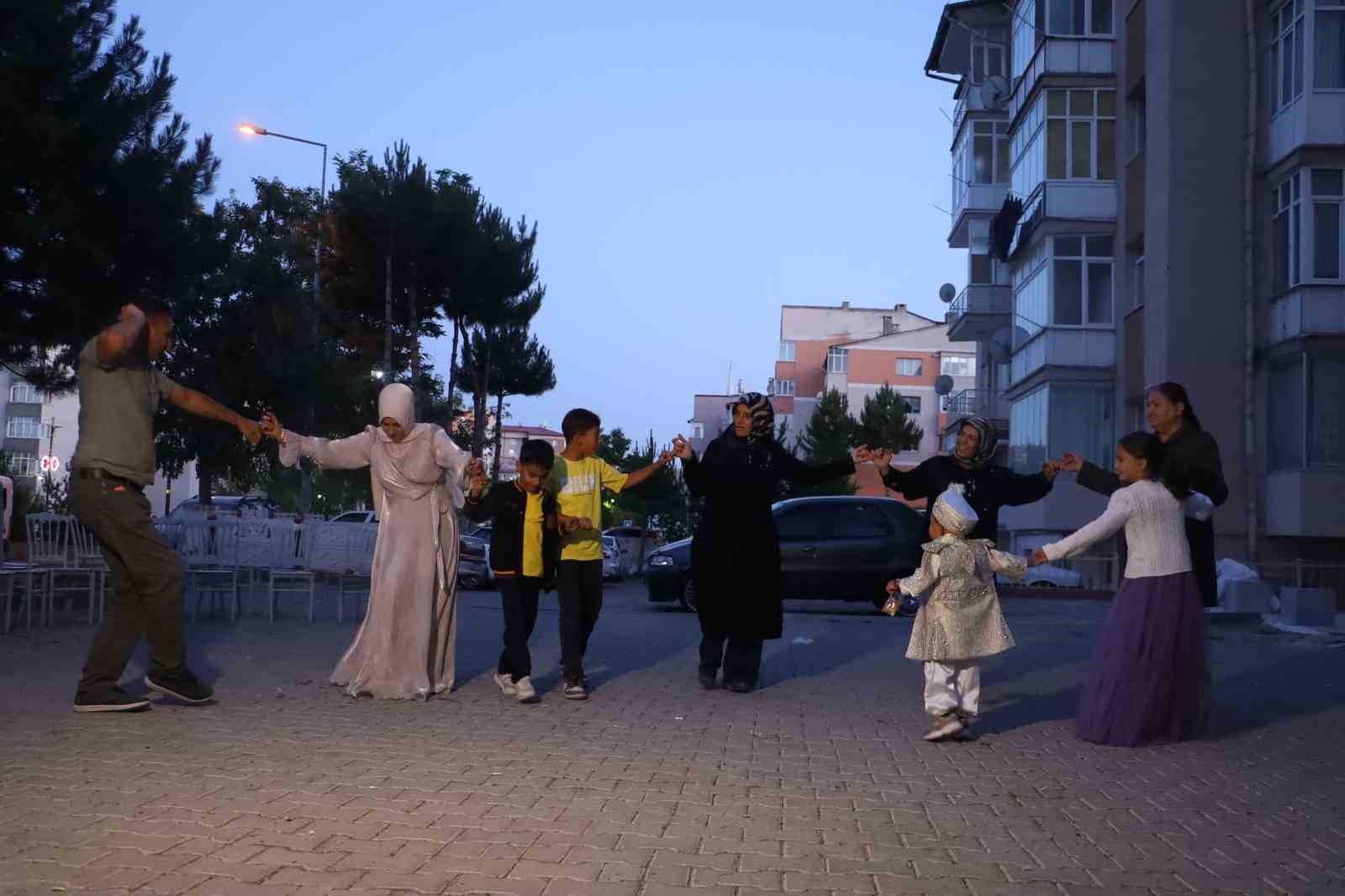 Asrın felaketinin simgesi olan bebeklerden Umut&rsquo;a buruk s&uuml;nnet d&uuml;ğ&uuml;n&uuml;
