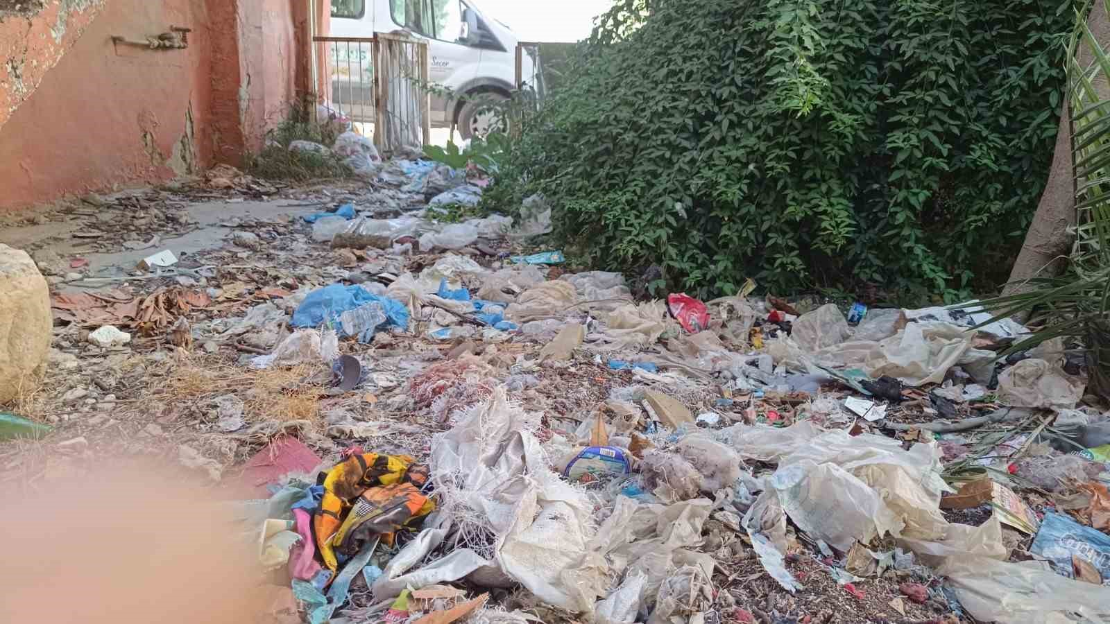 Evin bahçesinden kamyon dolusu çöp çıktı