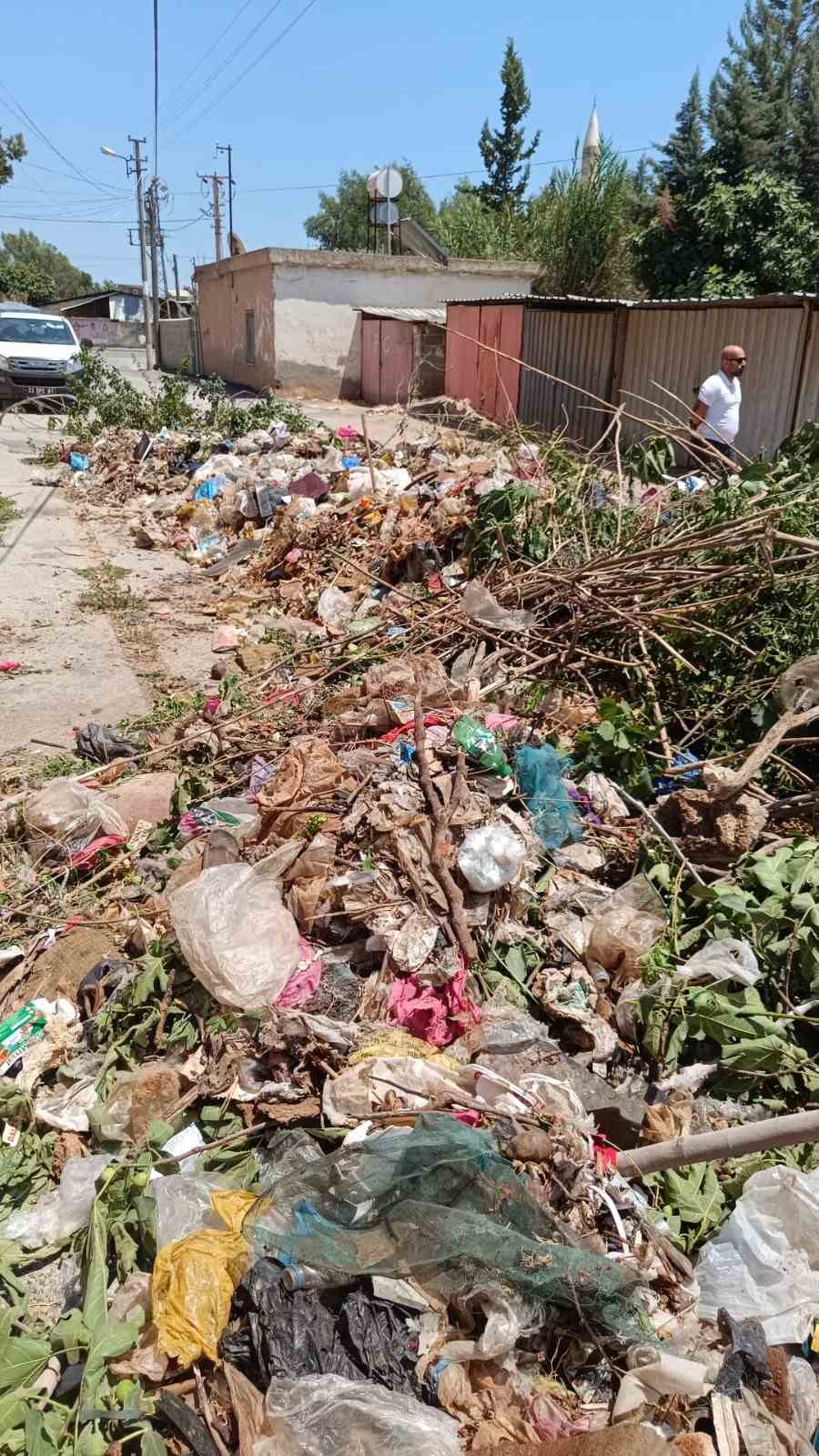 Evin bahçesinden kamyon dolusu çöp çıktı
