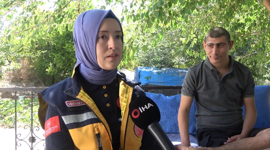 Telefonda engelli bireyin hayatını kurtaran 112 personeli aileyi ziyaret etti
