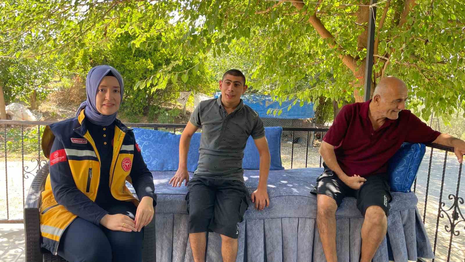 Telefonda engelli bireyin hayatını kurtaran 112 personeli aileyi ziyaret etti
