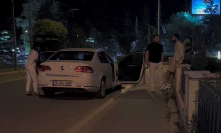 Çevirmeye yakalanarak ceza yiyen arkadaşının yanında alkol almaya devam etti