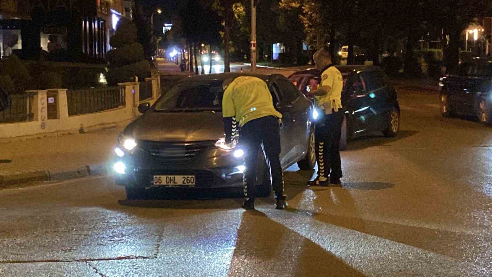 &Ccedil;evirmeye yakalanarak ceza yiyen arkadaşının yanında alkol almaya devam etti
