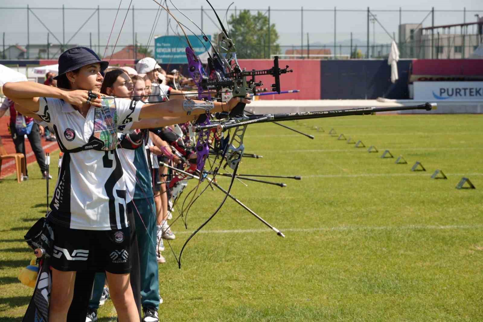 Yüzlerce okçu yay gerdi, hedefe ok attı