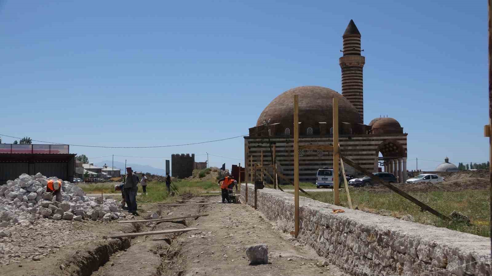 Eski Van Şehri’nin surları ayağa kaldırılıyor