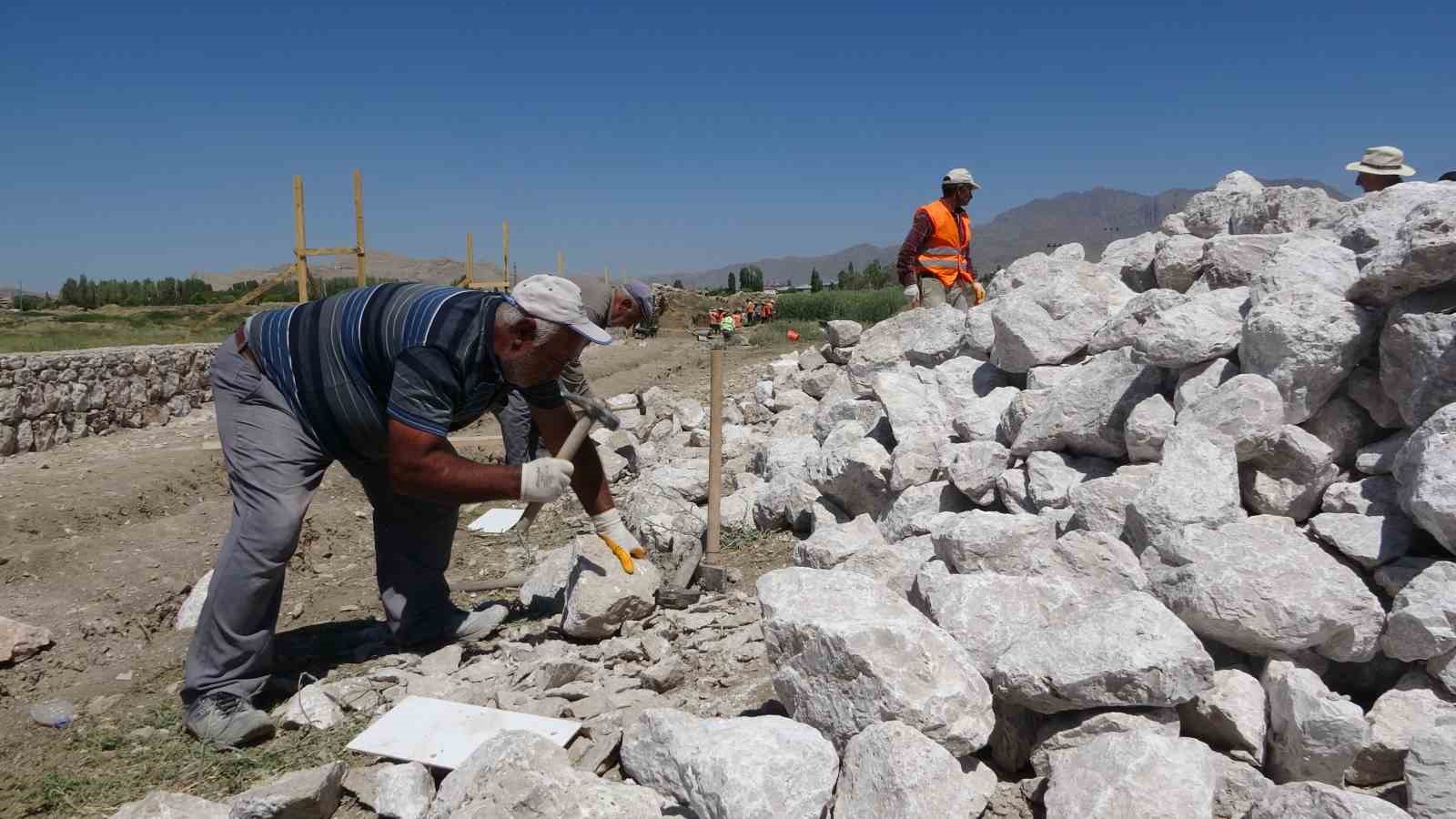 Eski Van Şehri&rsquo;nin surları ayağa kaldırılıyor
