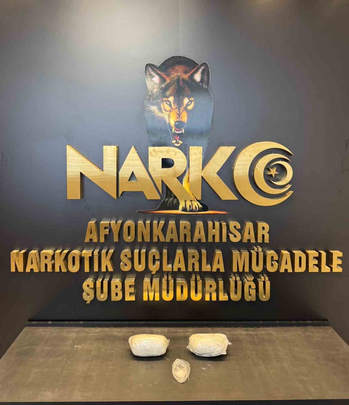 Aracın kapı döşemesinin arkasından 1 kilo 126 gram uyuşturucu çıktı