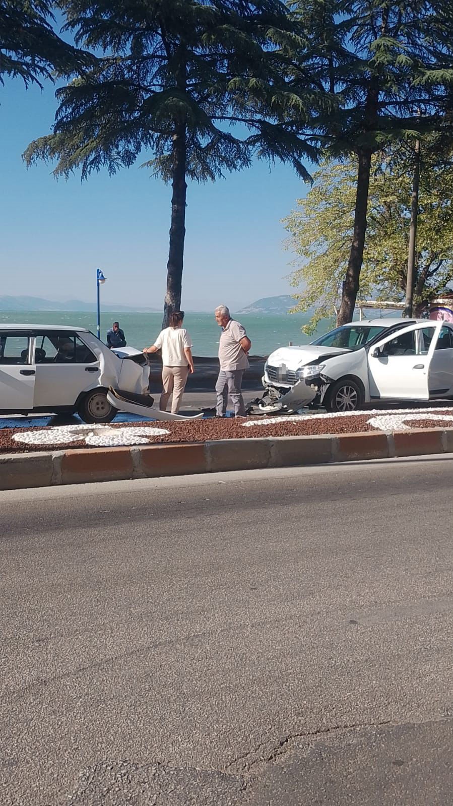 Eğirdir&rsquo;de 3 aracın karıştığı zincirleme kazada 1 kişi yaralandı
