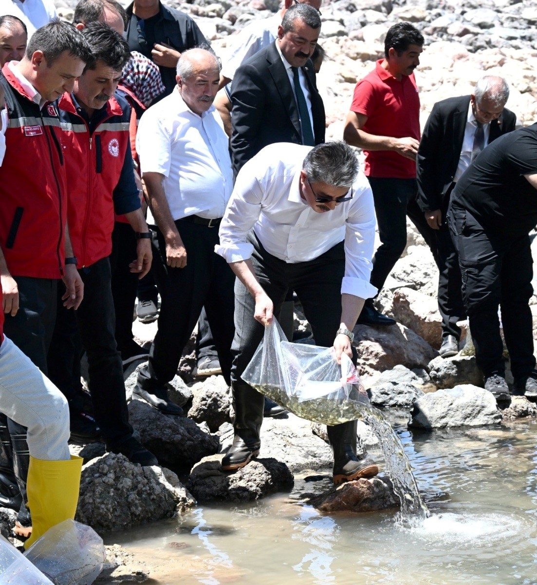 Karaca&ouml;ren G&ouml;leti&rsquo;ne ilk kez 10 bin pullu sazan yavrusu bırakıldı
