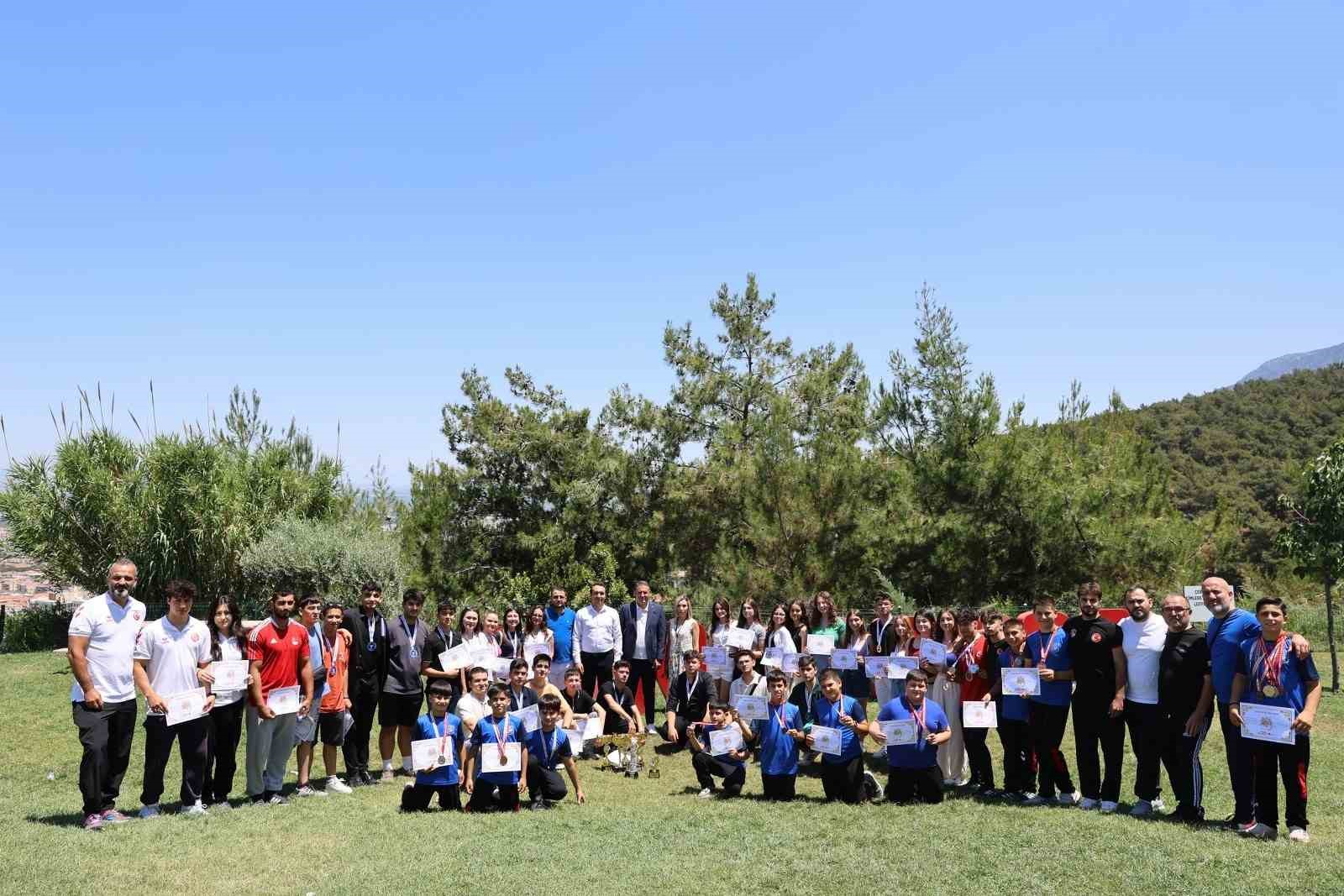 Başkan Balaban şampiyon sporcuları kutladı